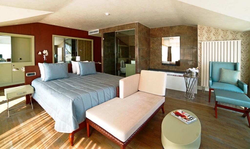 Сьюит (Люкс с кроватью размера «king-size» и гидромассажной ванной) отеля Taba Luxury Suites & Hotel, Стамбул