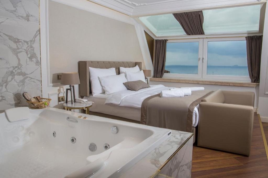 Сьюит (Люкс с кроватью размера «king-size» и видом на море) отеля Mina, Стамбул