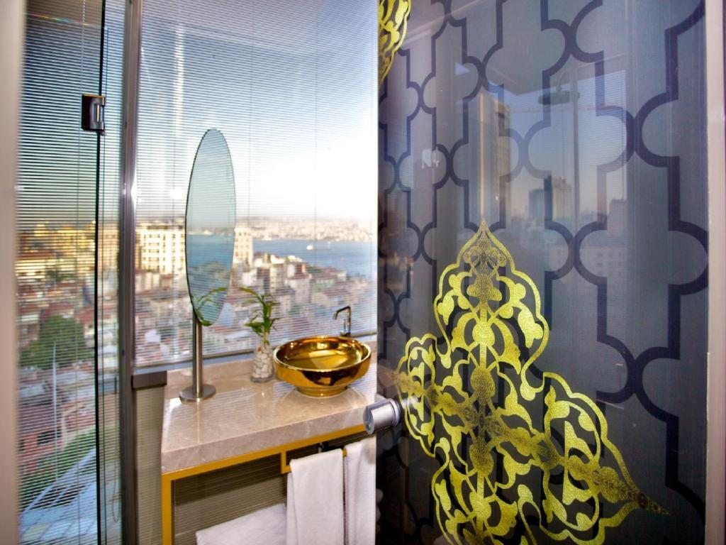 Двухместный (Улучшенный двухместный номер с 1 кроватью или 2 отдельными кроватями и видом на Девичью башню) отеля Taksim Star, Стамбул