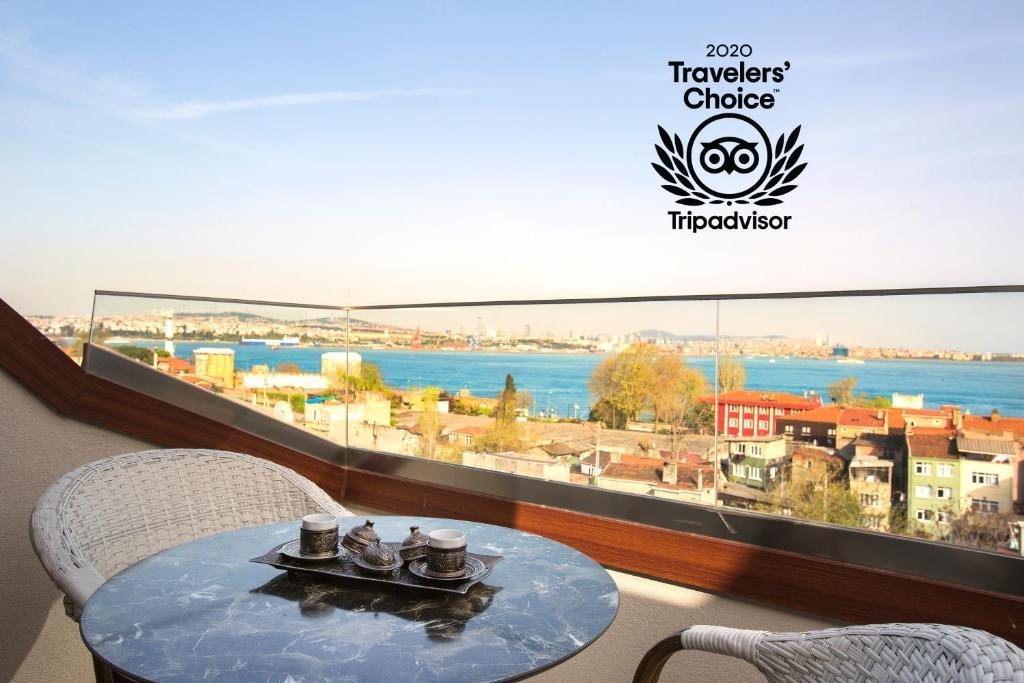 Трехместный (Улучшенный трехместный номер с видом на море) отеля Acra, Стамбул