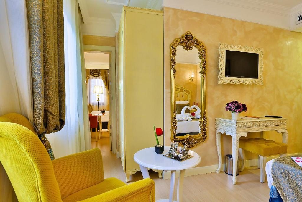 Апартаменты (Смежный семейный люкс с 2 спальнями) отеля Edibe Sultan Hotel-My Extra Home, Стамбул