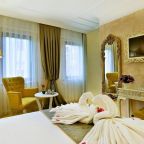 Апартаменты (Смежный семейный люкс с 2 спальнями), Edibe Sultan Hotel-My Extra Home