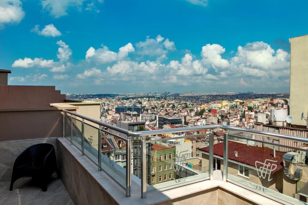 Сьюит (Люкс с кроватью размера «king-size» и балконом) отеля Ferman Hilal Hotel, Стамбул