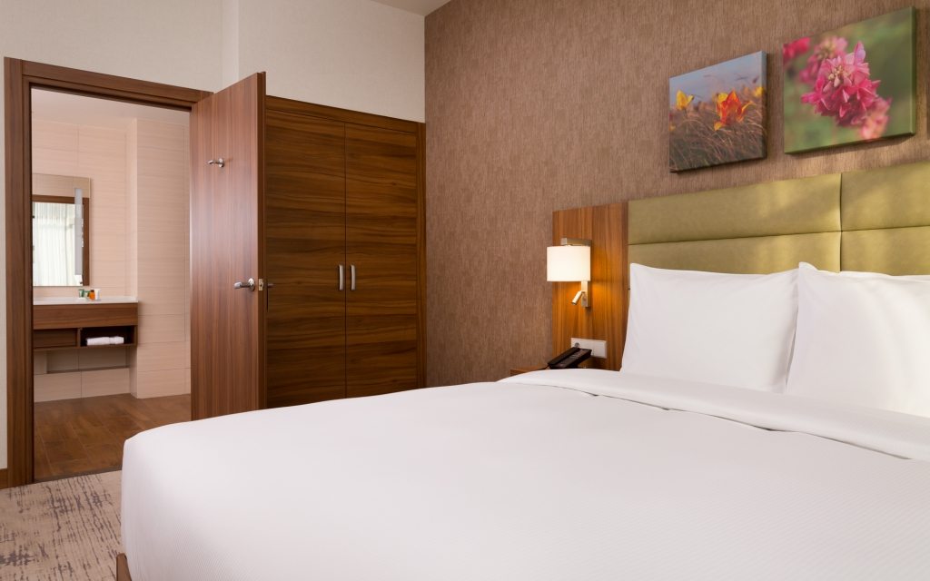 Апартаменты с большой кроватью (180*200 см) и раскладывающимся диваном.. Отель Hilton Garden Inn Orenburg