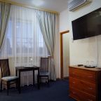 Люкс (Двухкомнатный номер с двухспальной кроватью), Гостевой дом Кантри Хауз