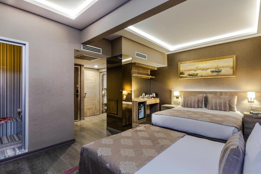 Трехместный (Улучшенный трехместный номер с собственным хаммамом — 27 кв. м) отеля Ayramin Hotel Taksim, Стамбул