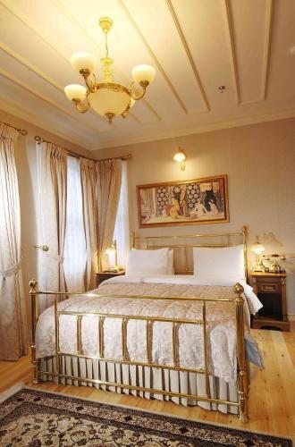 Трехместный (Трёхместный номер с дополнительной кроватью) отеля Darussaade Istanbul Hotel, Стамбул
