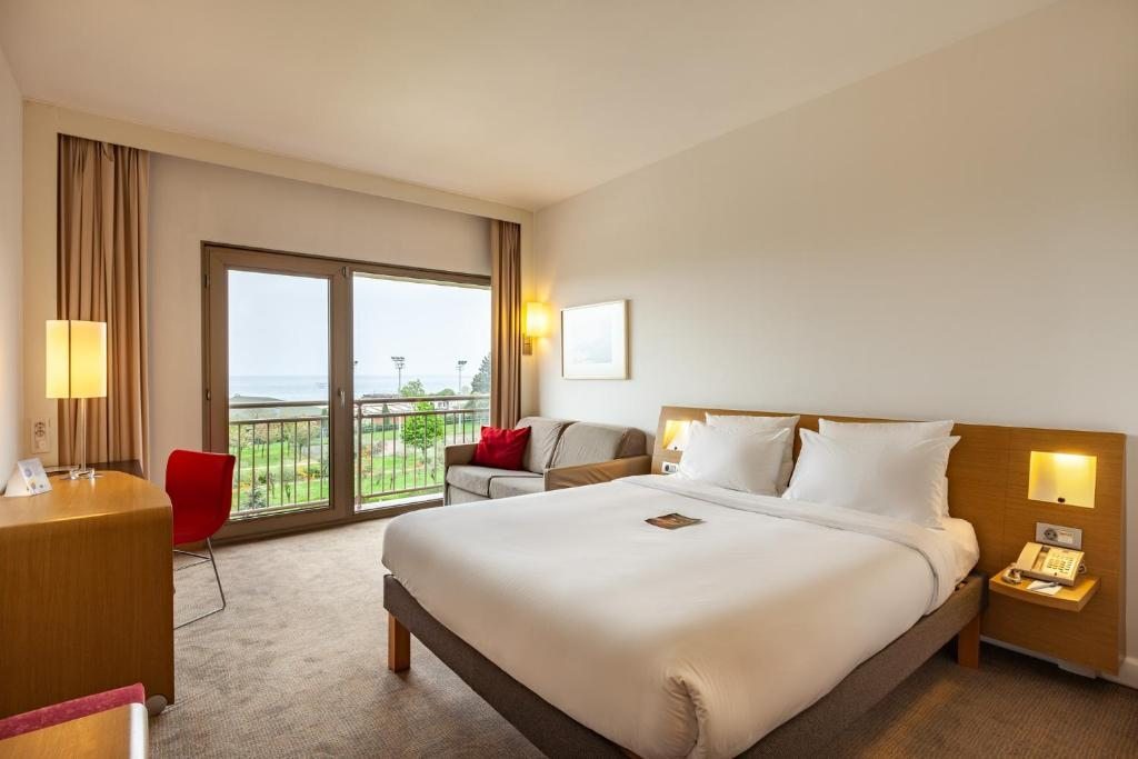 Трехместный (Улучшенный двухместный номер с 1 кроватью и видом на море) отеля Novotel Trabzon, Трабзон