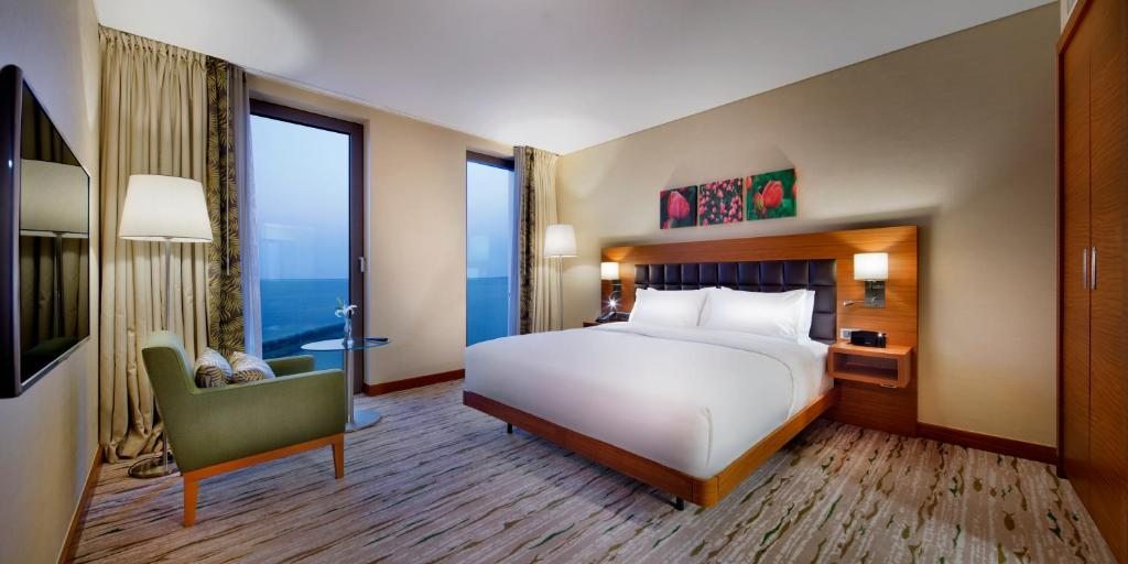 Двухместный (Номер с кроватью размера «king-size» и видом на море) отеля DoubleTree by Hilton Trabzon, Трабзон