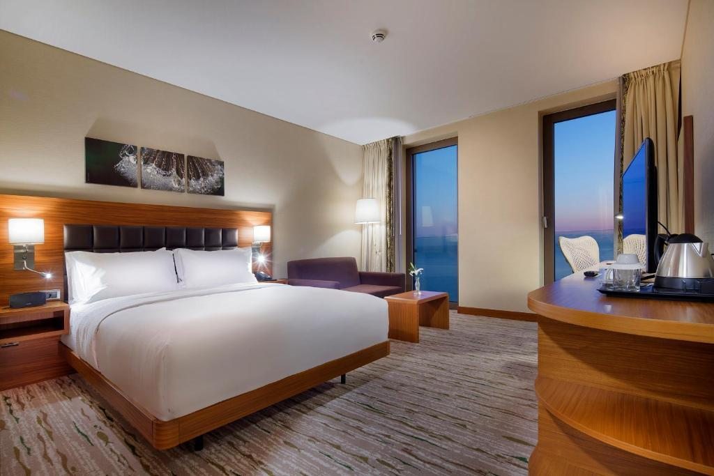Семейный (Семейный номер с кроватью размера «queen-size» и видом на море) отеля DoubleTree by Hilton Trabzon, Трабзон