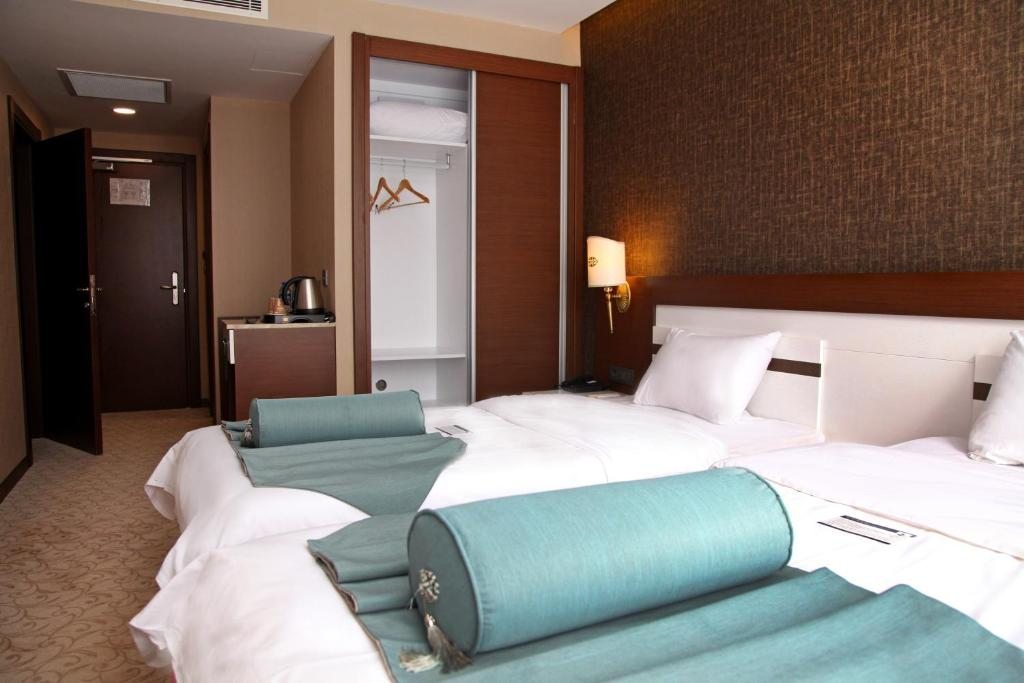 Семейный (2 смежных двухместных номера «Комфорт» с 1 кроватью в каждом из них и боковым видом на море) отеля Tilya Resort, Трабзон