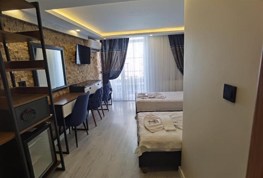 Двухместный (Двухместный номер Делюкс с 1 кроватью или 2 отдельными кроватями и балконом) отеля Galata Istanbul Hotel, Стамбул