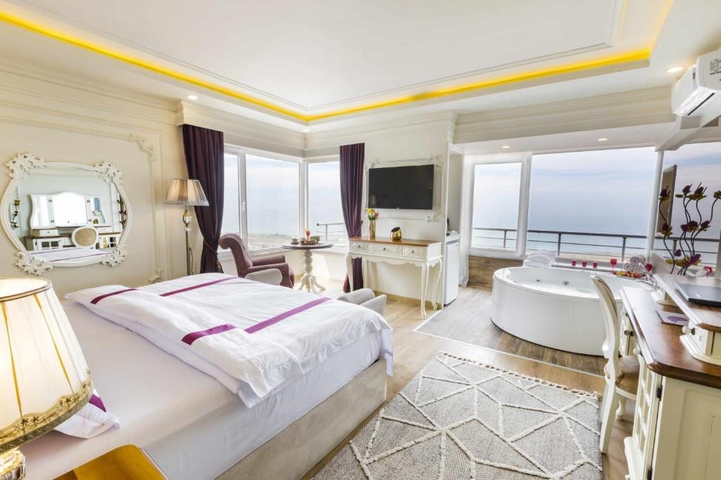 Сьюит (Люкс с кроватью размера «queen-size», гидромассажной ванной и видом на море) отеля Andalouse Elegant Suite, Трабзон