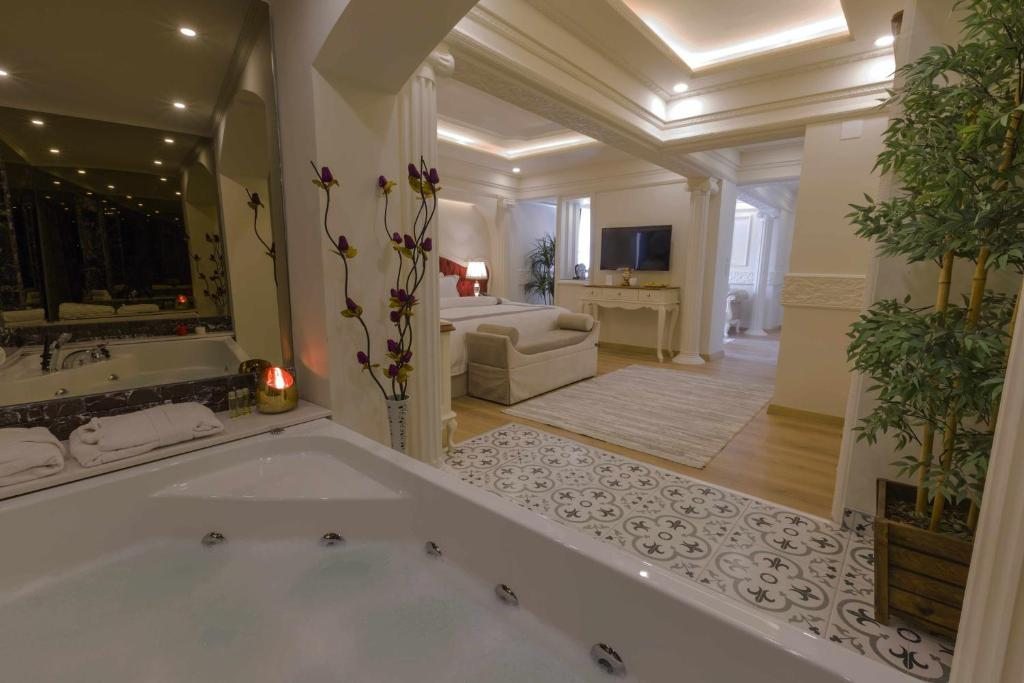 Сьюит (Люкс с кроватью размера «king-size» и гидромассажной ванной, вид на горы) отеля Andalouse Elegant Suite, Трабзон