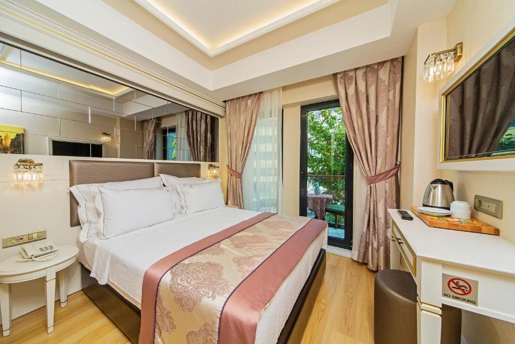Двухместный (Двухместный номер с 1 кроватью и балконом) отеля Grand Naki Hotel, Стамбул