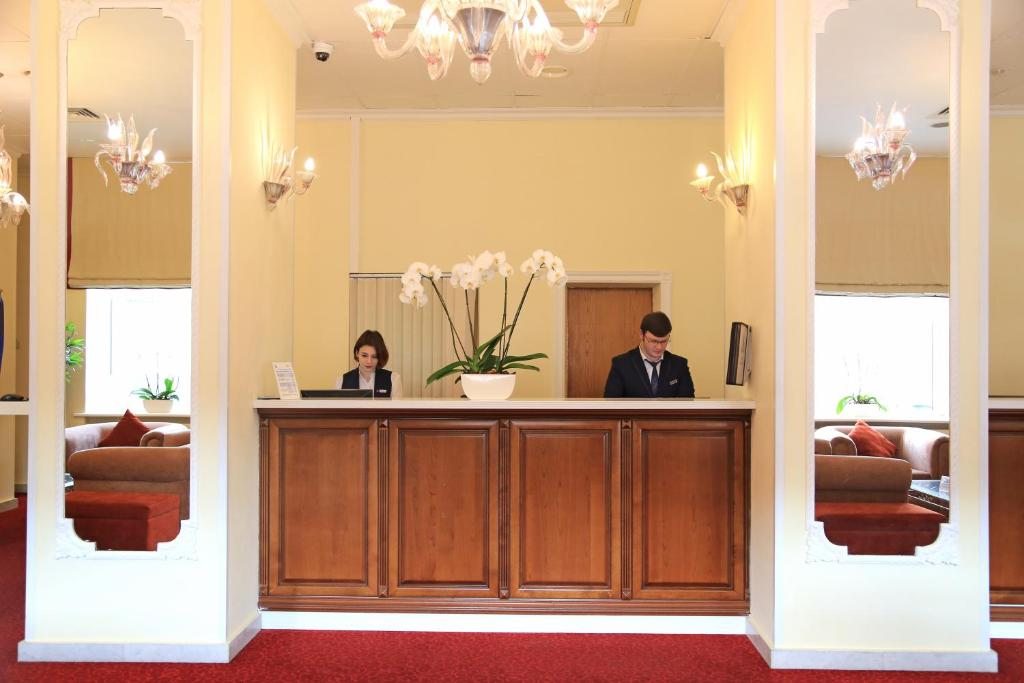 Стойка регистрации в отеле «Алтай», Москва. Гостиница Алтай