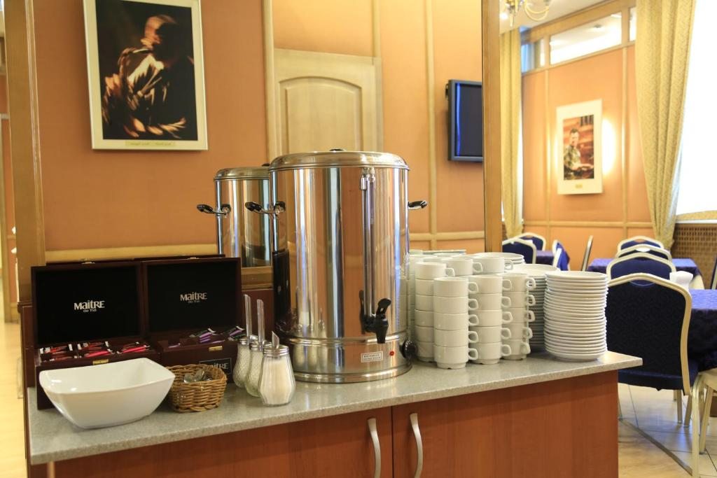 Завтрак «шведский стол» в отеле «Алтай», Москва. Гостиница Алтай