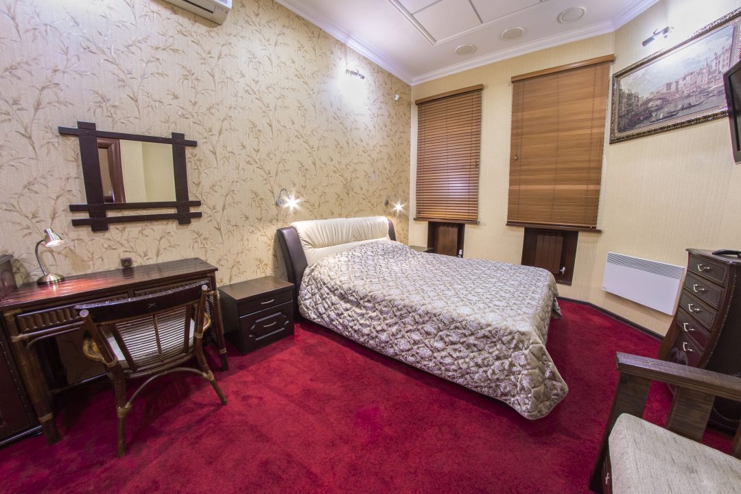 Трёхместный и более (Двухкомнатный четырехместный семейный люкс №1) мини-отеля Кают-Компания, Саратов