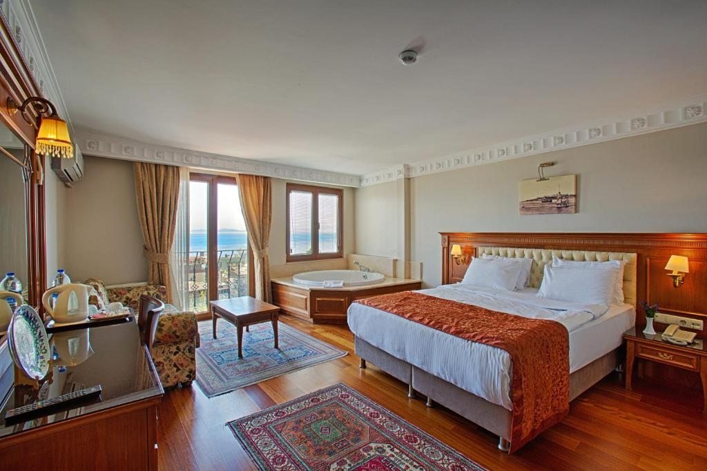 Трехместный (Трехместный номер с видом на море и гидромассажной ванной) отеля Hotel Sumengen, Стамбул