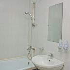 Ванная комната в номере гостиницы Grand-City, Чита