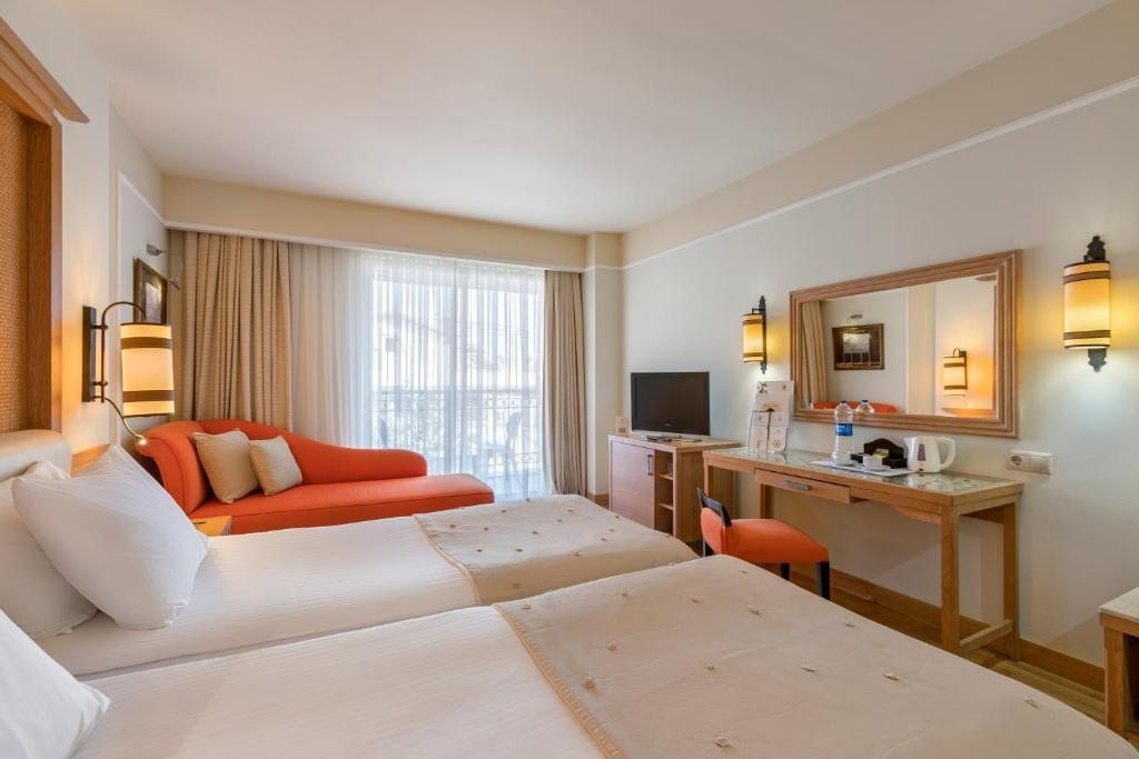 Двухместный (Стандартный двухместный номер с 1 кроватью или 2 отдельными кроватями и боковым видом на море) отеля Alva Donna Beach Resort Comfort, Сиде