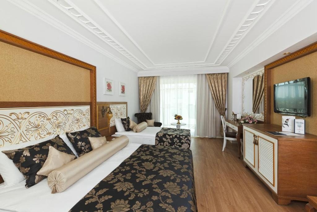 Трехместный (Трехместный номер с боковым видом на море) курортного отеля Crystal Palace Luxury Resort & Spa, Сиде