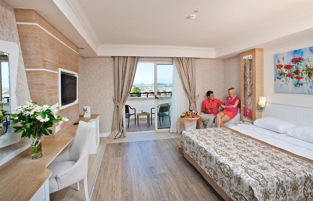Трехместный (Трехместный номер с видом на море) курортного отеля Crystal Sunset Luxury Resort & Spa, Сиде