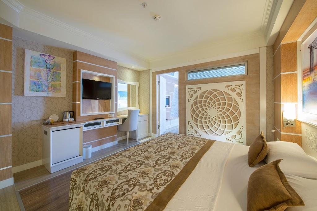Семейный (Семейный номер с боковым видом на море) курортного отеля Crystal Sunset Luxury Resort & Spa, Сиде
