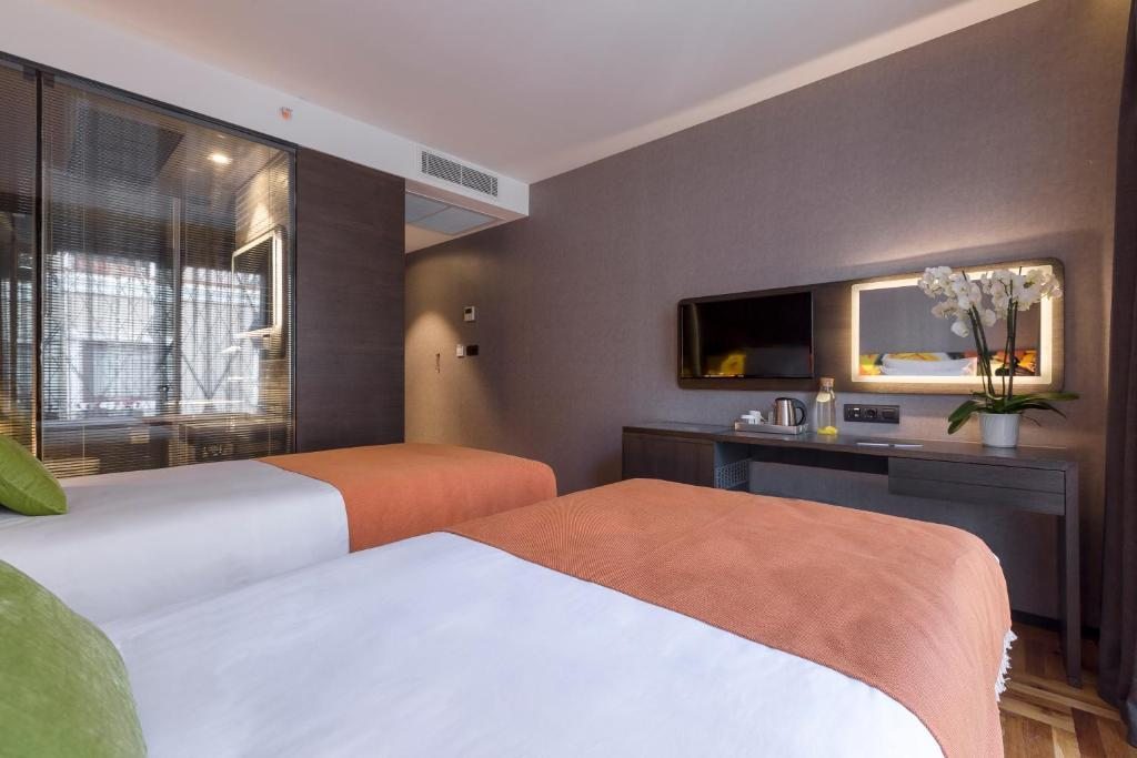 Двухместный (Улучшенный двухместный номер с 1 кроватью или 2 отдельными кроватями) отеля Lampa Design Hotel-Special Category, Стамбул