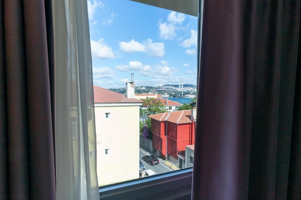 Двухместный (Двухместный номер Делюкс с 1 кроватью и боковым видом на море) отеля Malta Bosphorus Hotel, Стамбул