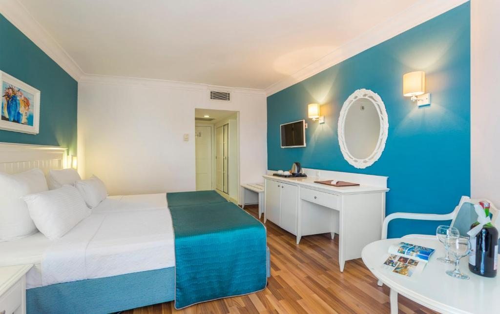 Двухместный (Двухместный номер с 1 кроватью или 2 отдельными кроватями и частичным видом на море) курортного отеля Terrace Beach Resort, Сиде