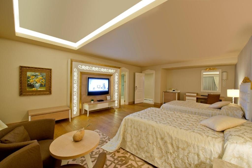 Сьюит (Люкс с кроватью размера «king-size» и видом на море) курортного отеля Kamelya Selin, Сиде