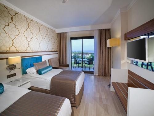 Трехместный (Большой двухместный номер с 1 кроватью — Вид на море) курортного отеля Luna Blanca Resort & SPA, Сиде