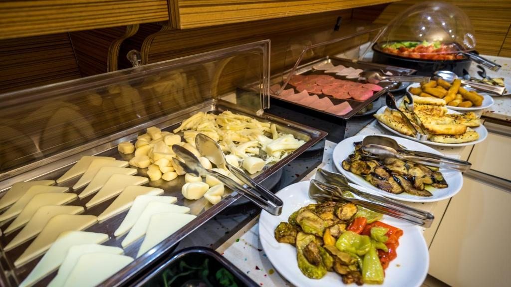 China Buffet. Buffet dishes. Fehmi Hotel 4 Стамбул. К чему снится буфет с едой.