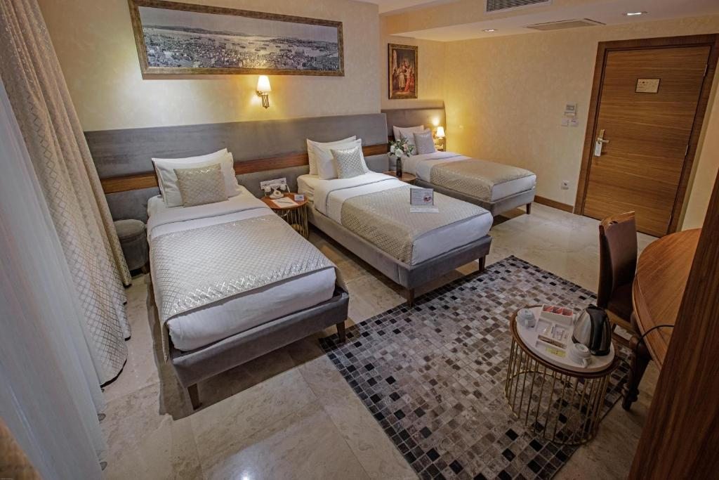 Трехместный (Стандартный трехместный номер) отеля Nowy Efendi Hotel - Special Category, Стамбул