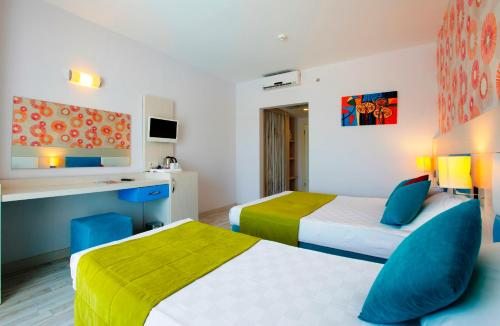 Трехместный (Улучшенный номер с проживанием по системе «все включено») отеля Ramada Resort Side, Сиде