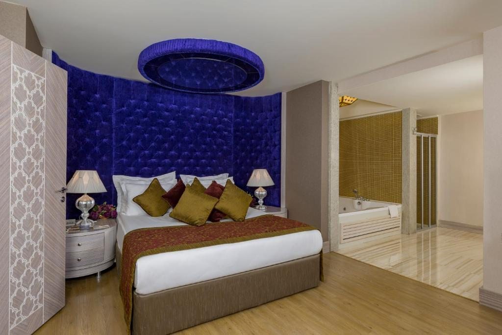 Сьюит (Люкс с кроватью размера «king-size») курортного отеля Royal Alhambra Palace, Сиде