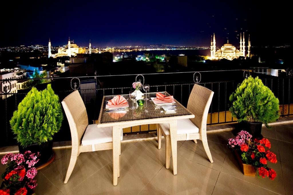 Террасы стамбула. Rast Hotel Стамбул. Терраса Босфор Стамбул. Ресторан Hagia Sophia Terrace Стамбул. Стамбул вид на Босфор с балкона.