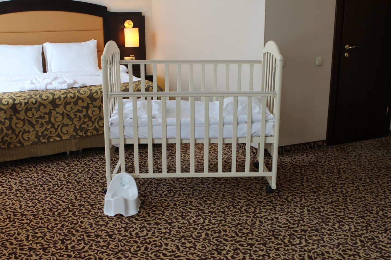 Детская кроватка, Гостиница Арбат
