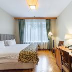 Вид из номера на внутренний дворик или Плотников переулок.