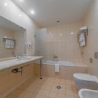 Просторная ванная комната в категории «Делюкс Модус»