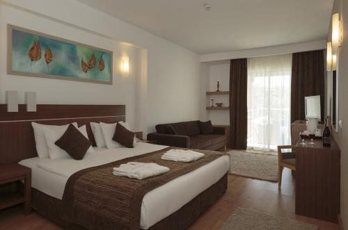 Трехместный (Стандартный трехместный номер с видом на море) курортного отеля Sunis Kumkoy Beach Resort Hotel & Spa, Сиде