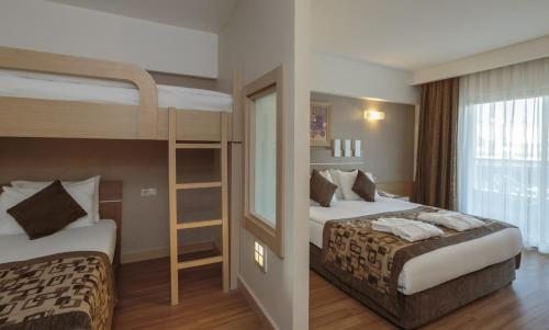 Семейный (Семейный номер с двухъярусной кроватью) курортного отеля Sunis Kumkoy Beach Resort Hotel & Spa, Сиде