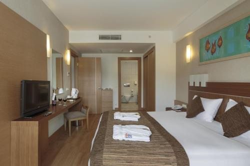 Семейный (Семейный номер с видом на море) курортного отеля Sunis Kumkoy Beach Resort Hotel & Spa, Сиде