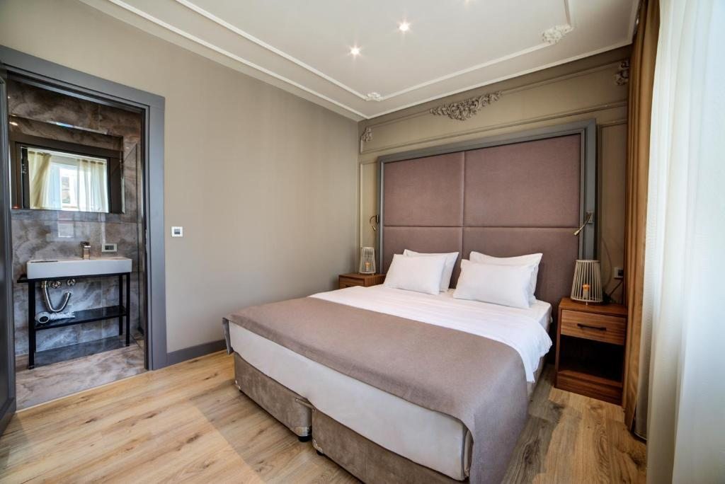 Двухместный (Двухместный номер с 1 кроватью или 2 отдельными кроватями и боковым видом на море) отеля Taksim Premium Hotel, Стамбул