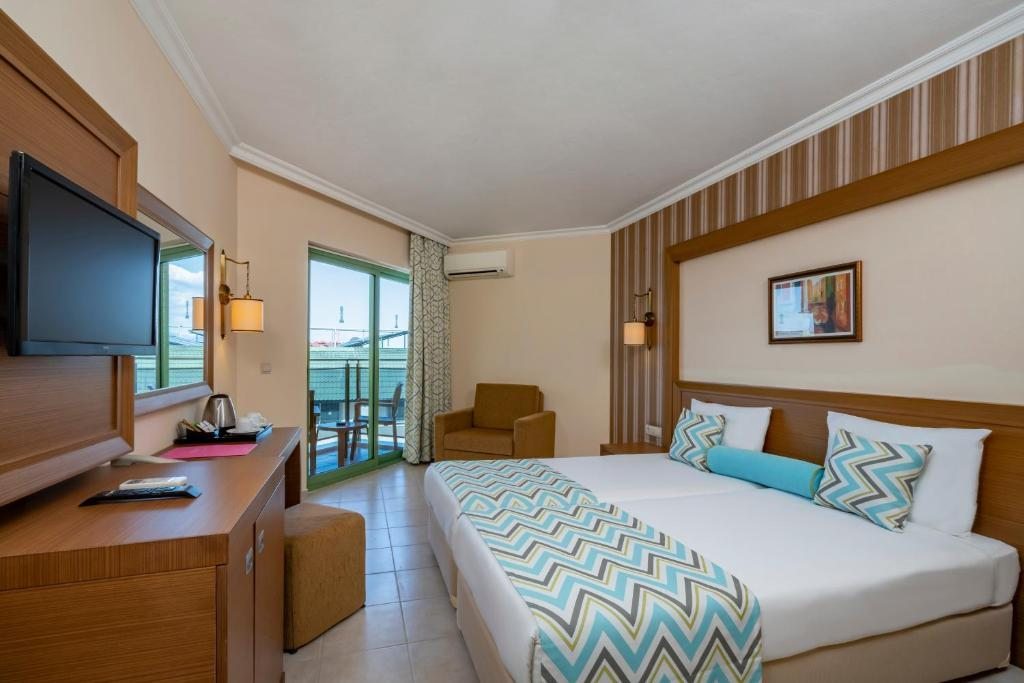 Двухместный (Двухместный номер с 1 кроватью и балконом (для 2 взрослых и 1 ребенка)) отеля İz Flower Side Beach, Сиде
