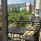 Трёхместный и более (Семейный номер с балконом), Гостевой дом Делис
