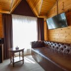 De Luxe (Делюкс "Cairo"), Отель Allure Lodge