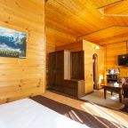 Семейный (Ebru), Отель Allure Lodge