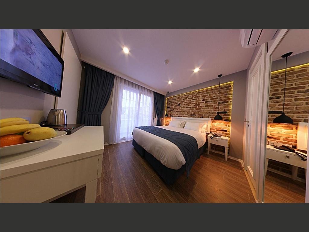 Двухместный (Улучшенный двухместный номер с 1 кроватью, балконом и кирпичной стеной) отеля Taksim Santa Lucia Hotel, Стамбул